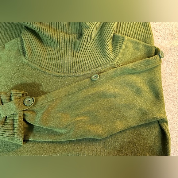 CAROLYN TAYLOR Cowlneck, Button Sleeve, Long Length Sweater, Green - Picture 6 of 11